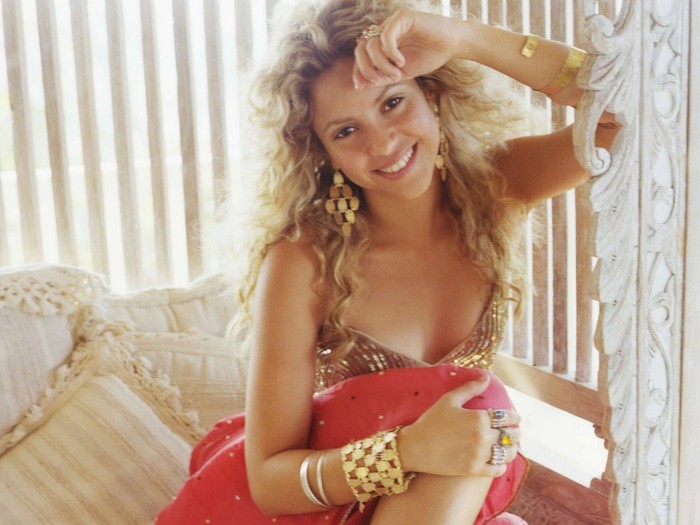 Nữ ca sĩ người - thiên thần tóc vàng người Colombia và Pique công khai tình cảm hồi đầu năm 2011. Trong thời gian yêu Shakira, có nhiều tin đồn cho rằng Pique thường xuyên lén lút tán tỉnh những cô gái khác. Tuy nhiên đến nay cặp đôi vẫn đang rất hạnh phúc bên nhau.